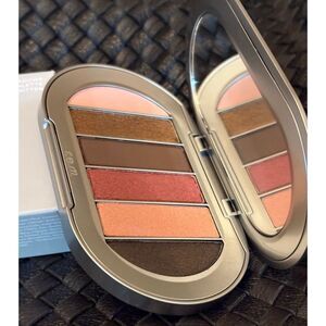 r.e.m. Beauty - NWTIB Midnight Shadows Eyeshadow Palette in "Smitten Kitten"